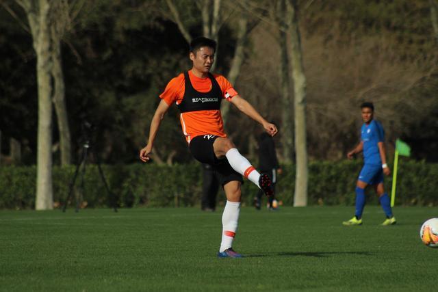 世界杯夺冠两周年，安东内拉晒梅西和金杯同框照